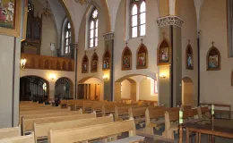 Kościół p.w. św. Małgorzaty wnętrze i wtórna posadzka przed remontem.