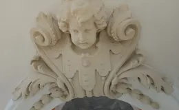 1 Maja 15 willa Karola Steffana detal sztukatorski w trakcie renowacji.