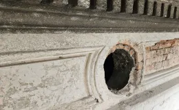 Krakowska 2 czyszczenie detalu sztukatorskiego. 