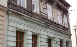 Staszica 3 stan elewacji frontowej przed remontem.