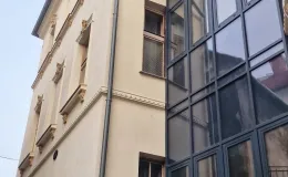 Zamkowa 8 elewacja oraz przeszklony ganek od strony ul. Schodowej po remoncie. 