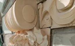 3 Maja 1a detal sztukatorski w trakcie uzupełniania.