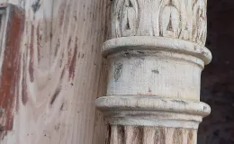 Kolumna listwy przymykowej w trakcie czyszczenia. 