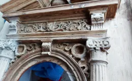 Detal dekoracyjny drzwi w trakcie czyszczenia z wtórnych warstw malarskich.