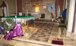 Kościół p.w. św. Małgorzaty wnętrze i wtórna posadzka przed remontem.