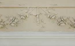 1 Maja 15 willa Karola Steffana detal sztukatorski w trakcie renowacji.