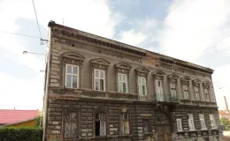 Krakowska 2 stan elewacji przed remontem. 