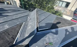 Staszica 3 montaż blachy na połaci dachowej. 