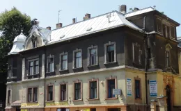 3 Maja 17 widok na budynek przed remontem.