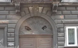 Krakowska 2 stan stolarki portalu bramnego przed remontem. 