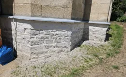 Kaplica na cmentarzu ewangelickim cokół kamienny po renowacji.