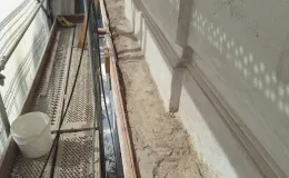 Staszica 3 wykonywanie boniowania na elewacji frontowej.