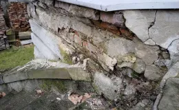 1 Maja 15 willa Karola Steffana stan cokołu przed remontem.