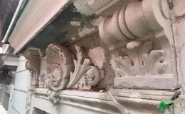Staszica 3 renowacja detalu sztukatorskiego elewacji frontowej.
