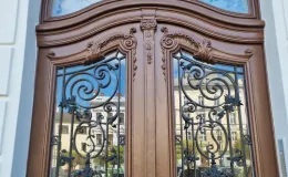 pl. Wolności 10 widok drzwi wejściowych po renowacji. 