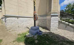 Kaplica na cmentarzu ewangelickim cokół kamienny po renowacji.