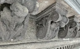 Krakowska 2 stan detalu sztukatorskiego przed remontem. 