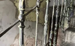 Staszica 3 stan balustrady klatki schodowej przed remontem.