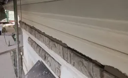 3 Maja 1a detal sztukatorski w trakcie uzupełniania.