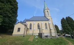 Kaplica na cmentarzu ewangelickim po remoncie dachu.