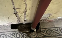 Staszica 3 stan posadzki ceramicznej na klatce schodowej przed remontem.