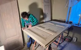 Staszica 3 renowacja wewnętrznej stolarki drzwiowej.