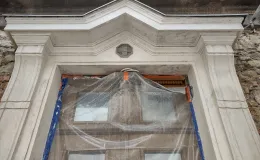 Plebania katedralna portal boczny w trakcie konserwacji.