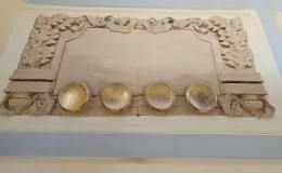 3 Maja 1a detal sztukatorski w trakcie malowania.