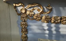 3 Maja 1a detal sztukatorski w trakcie malowania.