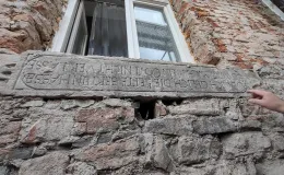 Plebania katedralna - odkryta podczas prac remontowych wtórna belka z inskrypcją.