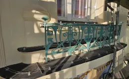 3 Maja 1a detal z metaloplastyki w trakcie malowania.