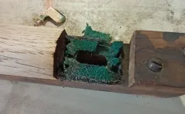 Fragment klawisza pedału ze zużytym filcem.