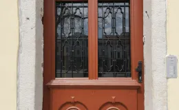 Fragment z bramą po remoncie.