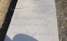 Kościół pw. św. Barbary nagrobek przy drodze procesyjnej po renowacji.