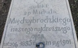 Kościół pw. św. Barbary nagrobek przy drodze procesyjnej po renowacji.