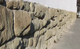 Cmentarz ewangelicki przy ul. Listopadowej/Asnyka kamienny cokół po konserwacji.