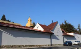 Cmentarz ewangelicki przy ul. Listopadowej/Asnyka elewacje po remoncie..