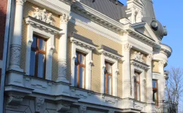 Willa przy ul. 3 Maja 13 elewacja od strony ul. Sienkiewicza po remoncie.