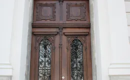 Willa przy ul. 3 Maja 13 stolarka drzwi wejściowych po konserwacji.