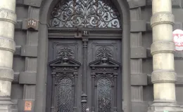 Drzwi przed renowacją.