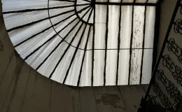 Świetlik oraz ściany klatki schodowej przed remontem. 