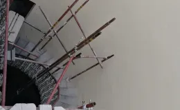 Ściany klatki schodowej w trakcie remontu. 