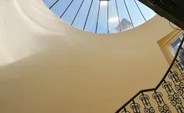 Świetlik oraz ściany klatki schodowej po remoncie. 