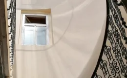 Świetlik oraz ściany klatki schodowej po remoncie. 