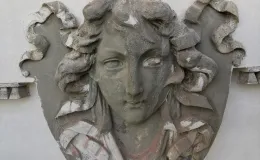 Detal sztukatorski elewacji podczas czyszczenia.