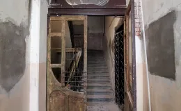 Sień, stan przed konserwacją. 