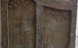 Detal secesyjnych drzwi w sieni, stan przed konserwacją. 