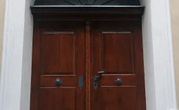 Portal wejściowy i stolarka drzwiowa po renowacji. 