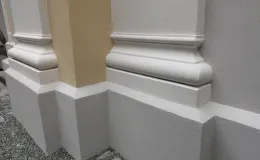 Partie cokołu i bazy pilastrów po renowacji. 