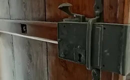 Detal stolarki drzwiowej po konserwacji. 